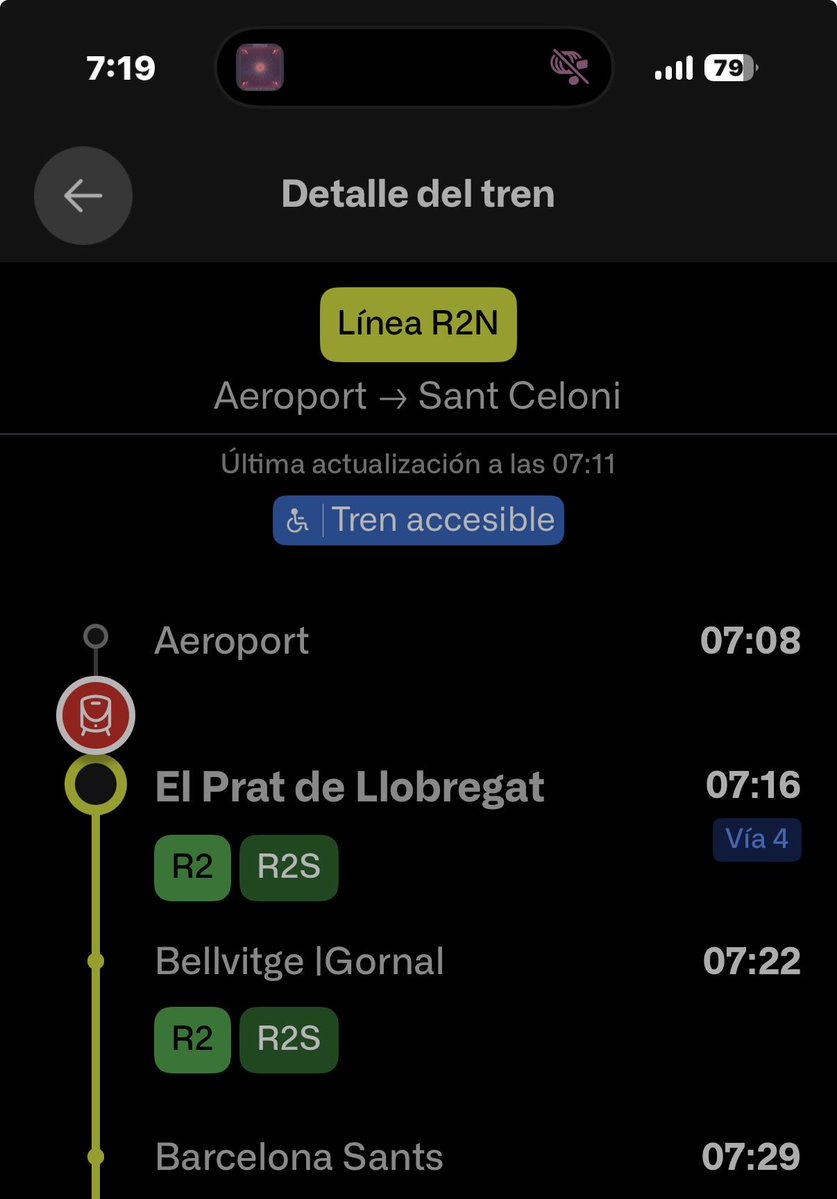 fractax's tweet photo. Un dia mes que s’anuncia el tren per via 4 i pasa per una altre via. Amb el que desenes de persones han de corre a pujar al vestíbul i anar a una altre andana. @rodalies @3CatInfo @ajelprat @gencat https://t.co/oUCdUQjV2N