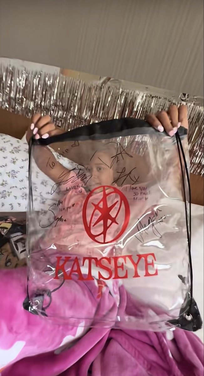 ziasayshi's tweet photo. THEY😭😭😭😭GAVE😭😭😭HER 😭😭😭OT6😭😭😭😭MERCH😭😭😭😭😭😭😭😭😭😭
https://t.co/V3K52KUGrT