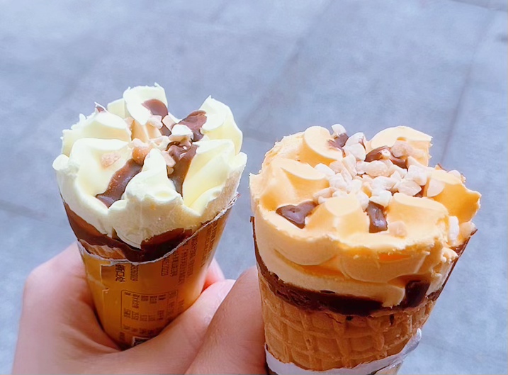 Snbzk98's tweet photo. Spent the whole evening splitting a giant bowl of warm ice cream after work—he let me have the last bite, obviously.， https://t.co/vo8VzfkdIK