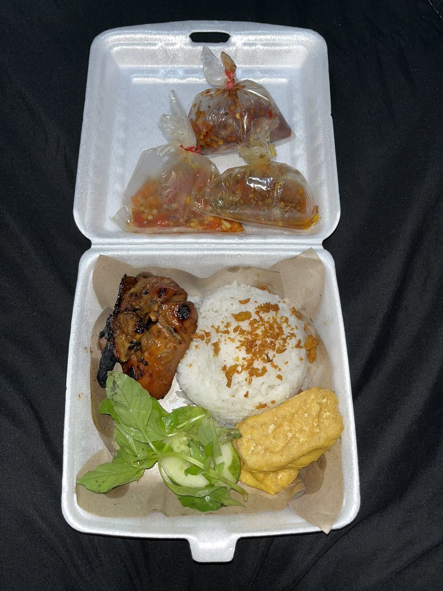 cowosukamatcha's tweet photo. gue beli ayam bakar ini 15rb murah ga guys?

kalian dah makan siang belom? makan apa? https://t.co/nkECuD2lub
