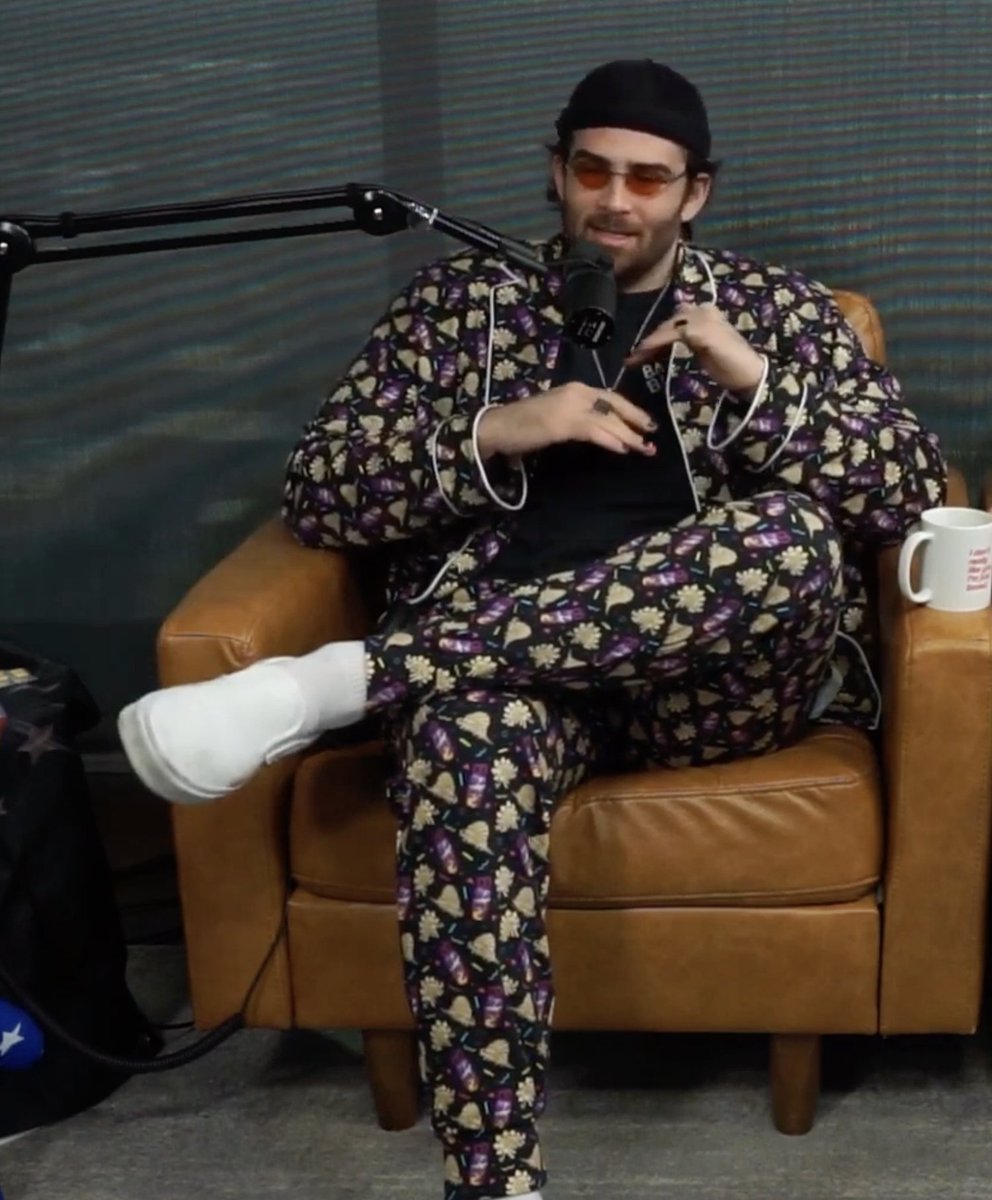 OS2NOX's tweet photo. some days i'll hate the suit era and then i'll remember how he used to dress https://t.co/S6DEG2vau5