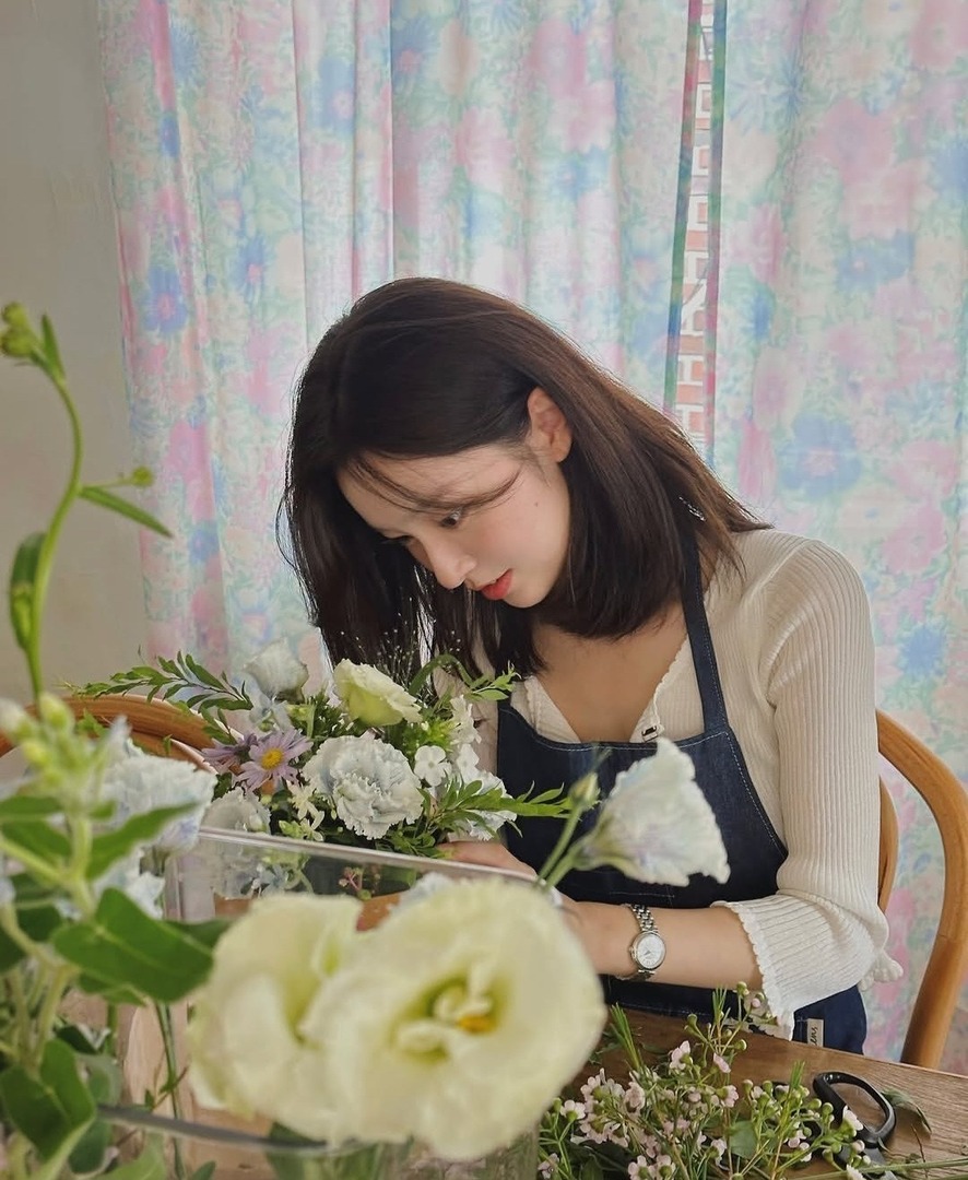 RPWORLDFESS's tweet photo. Aye somehow i need new friends as my tl kinda seems like a dessert. only if you don't mind getting a slice of cake or flower randomly https://t.co/TWLWfYGIlc