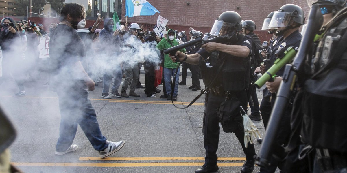 GlobalLensss's tweet photo. @amnestyusa This is how US police treat peaceful protesters.. no mercy, full force...👇
What you’re condemning is the opposite: JAAC goons opened fire on police + security &amp; assaulted injured officers to death. Rebellion is controlled only by force. State is the supreme authority after all.. https://t.co/0fqq7HHYzp