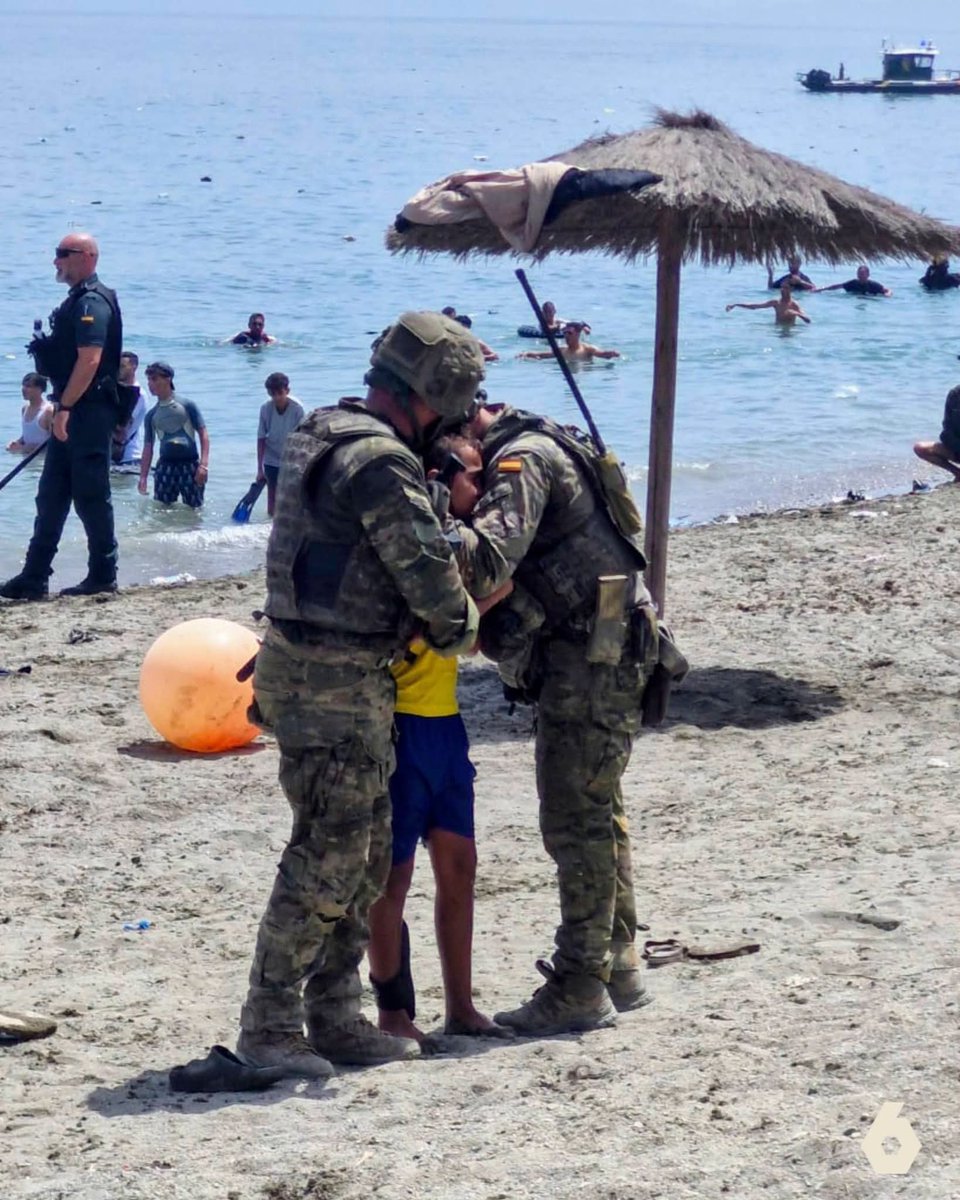 marialofe's tweet photo. Dos miembros del ejército español abrazan con ternura a un niño que llega a nado a nuestras costas 👏👏👏❤️❤️ https://t.co/EnFhtOIUAQ