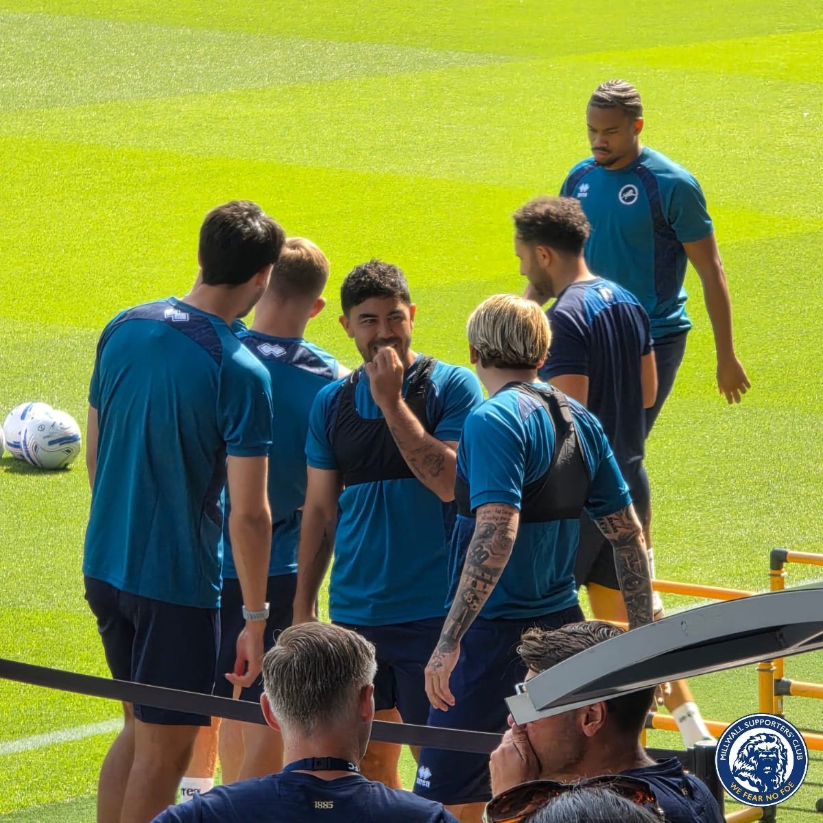 TheMillwallFans's tweet photo. 𝗖𝗮𝗽𝘁𝗶𝗼𝗻 𝗰𝗼𝗺𝗽𝗲𝘁𝗶𝘁𝗶𝗼𝗻.....taken at yesterday's open training session, who is saying what?
#millwallsupportersclub https://t.co/N27ZujYncI