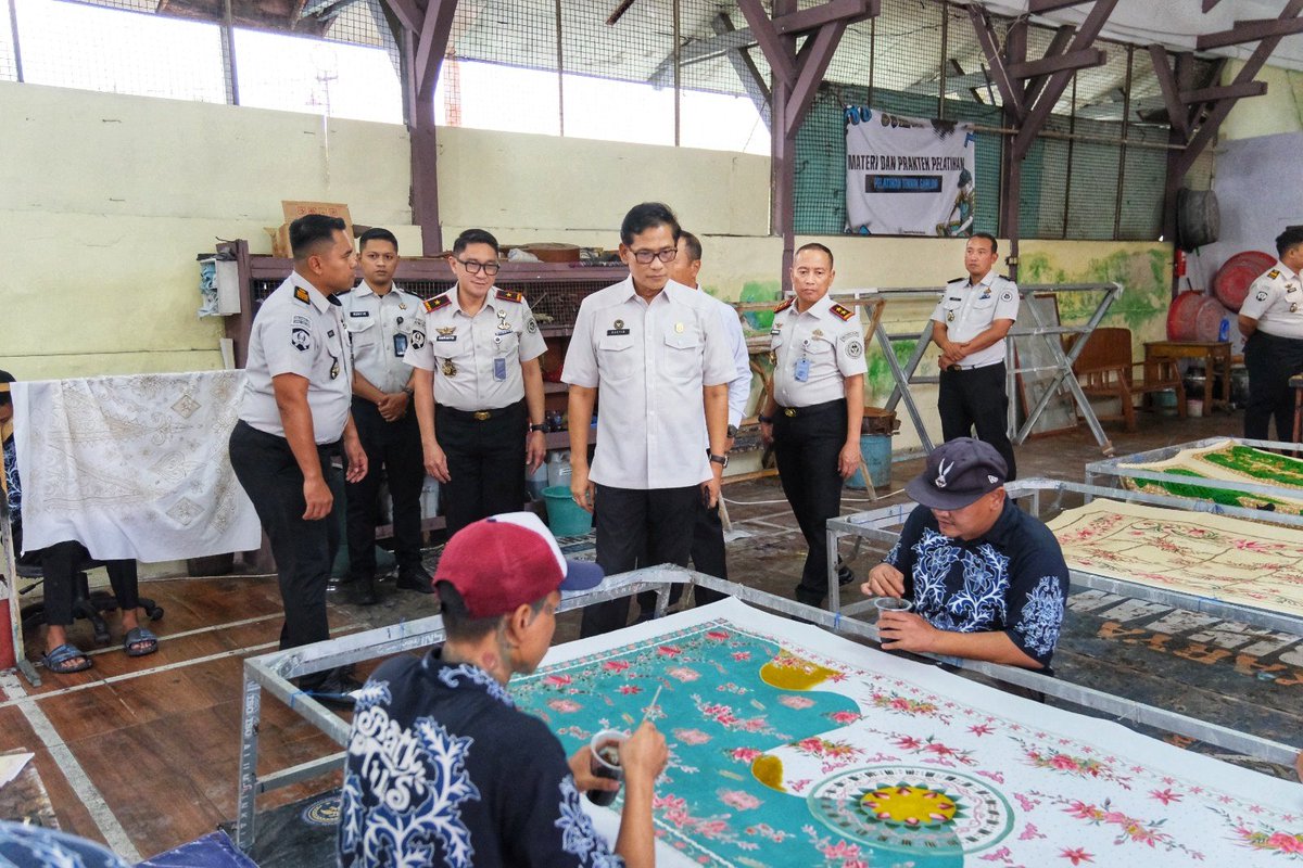 sambilan99's tweet photo. Keramahan Bukan Penyerahan Kedaulatan
Oleh: Abdullah Rasyid (Mahasiswa Doktoral Ilmu Pemerintahan IPDN; Staf Khusus Menteri Imigrasi dan Pemasyarakatan)
https://t.co/LCVXvmZ8tI
@agusandrianto89
@rasyid_muchtar
#Kemenimipas
#Bali https://t.co/G7PkVFp9zY