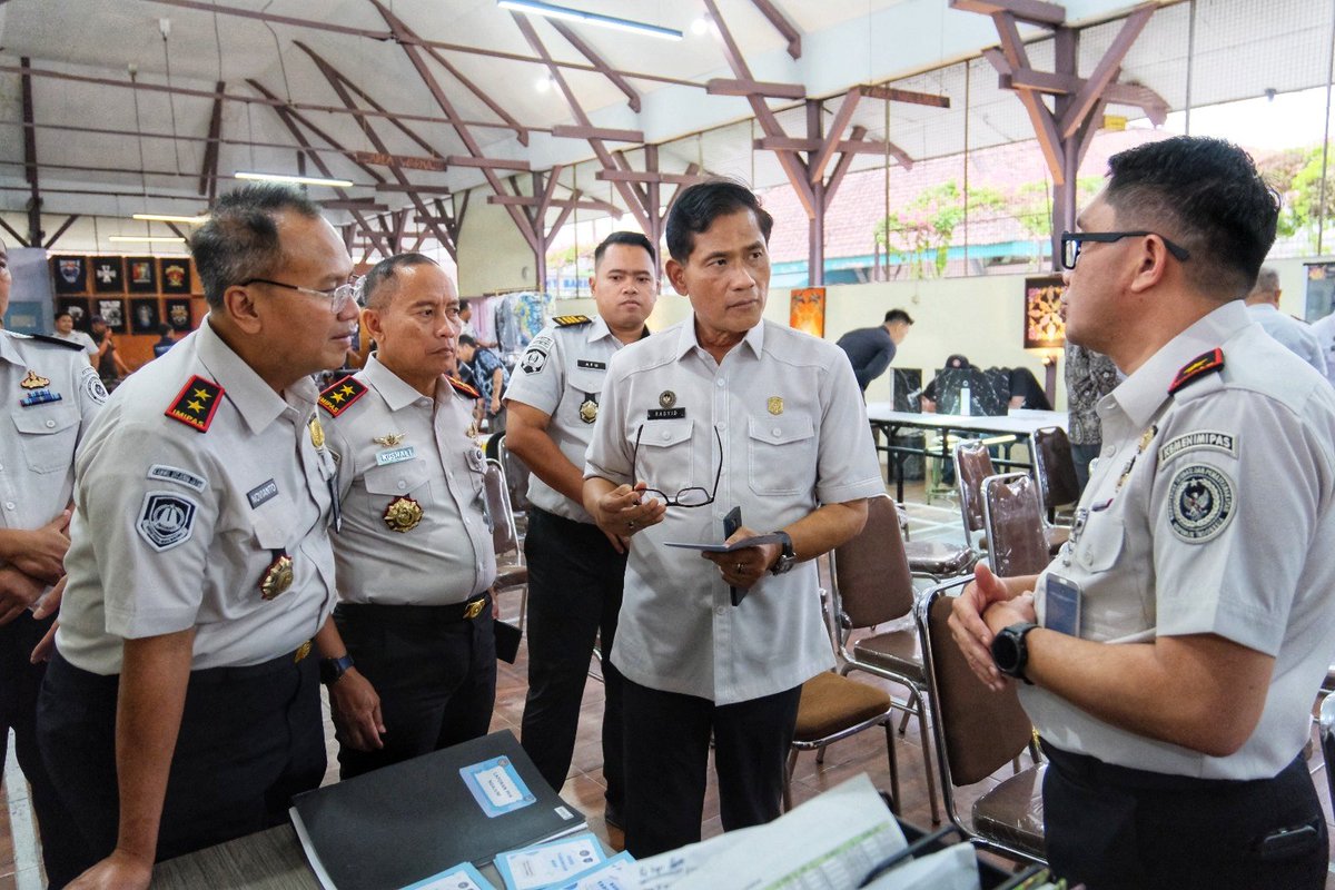 sambilan99's tweet photo. Keramahan Bukan Penyerahan Kedaulatan
Oleh: Abdullah Rasyid (Mahasiswa Doktoral Ilmu Pemerintahan IPDN; Staf Khusus Menteri Imigrasi dan Pemasyarakatan)
https://t.co/LCVXvmZ8tI
@agusandrianto89
@rasyid_muchtar
#Kemenimipas
#Bali https://t.co/G7PkVFp9zY