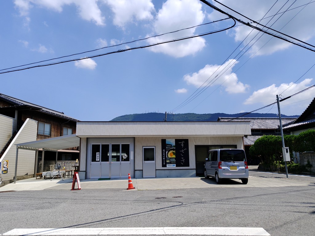 ikomyan's tweet photo. 1軒目はすざき。もう何回目かは判らんけどけっこう久しぶり。
冷や・小に磯辺揚げをトッピング。
向かいのイートインスペースにテラス席（？）ができてる。
以前は"須崎食料品店"の表示があったと思うけど、今は"すざき"ばかりだった。改名したんかな？

謎の交通安全像は風化しつつ健在でした。 https://t.co/d5YNtc5hIL
