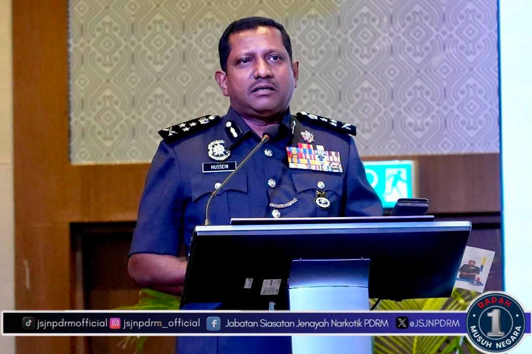 NewsBFM's tweet photo. The Malaysia Airlines pilot detained in Indonesia for alleged drug smuggling is believed to have collected the drugs from an apartment in Ampang before departing for Jakarta.

Police traced the drugs to the apartment and identified a telephone number linked to the transaction, said Bukit Aman NCID director Hussein Omar Khan.

🧵1