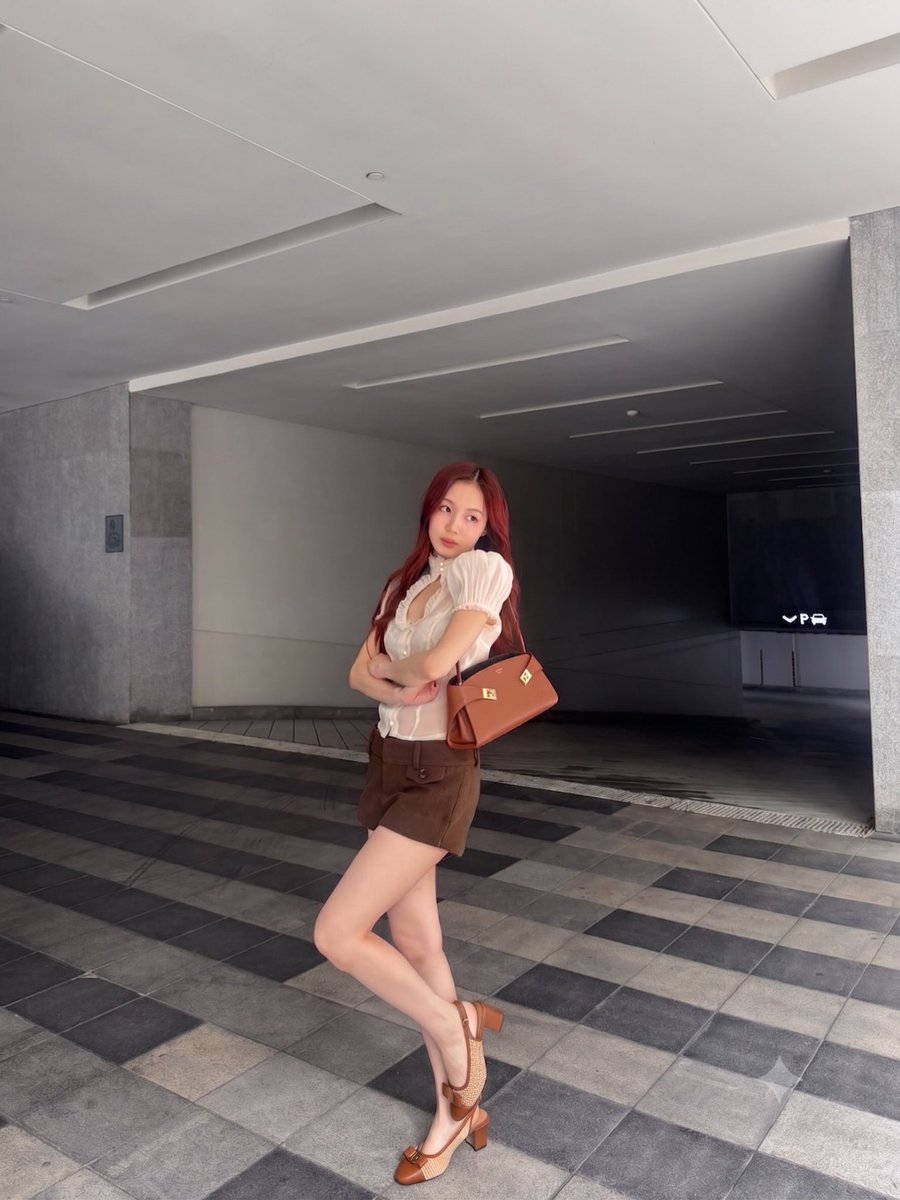 fiercebook_bkk's tweet photo. เลิฟ ภัทรานิษฐ์ กับลุคที่มาพร้อม Ferragamo Hug East-West กระเป๋ารุ่นใหม่ล่าสุดจากตระกูล Hug Bag โดดเด่นด้วยซิลูเอต East-West ที่เรียบโก้และร่วมสมัย

#FiercelivebyJijie #FierceFashion #FerragamoHugBag #Ferragamo #เลิฟภัทรานิษฐ์ #loverrukk https://t.co/8HPiJaL2it