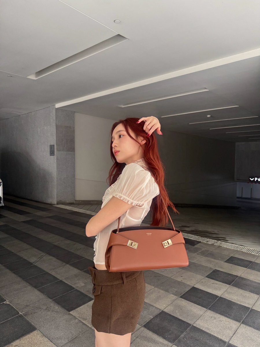 fiercebook_bkk's tweet photo. เลิฟ ภัทรานิษฐ์ กับลุคที่มาพร้อม Ferragamo Hug East-West กระเป๋ารุ่นใหม่ล่าสุดจากตระกูล Hug Bag โดดเด่นด้วยซิลูเอต East-West ที่เรียบโก้และร่วมสมัย

#FiercelivebyJijie #FierceFashion #FerragamoHugBag #Ferragamo #เลิฟภัทรานิษฐ์ #loverrukk https://t.co/8HPiJaL2it