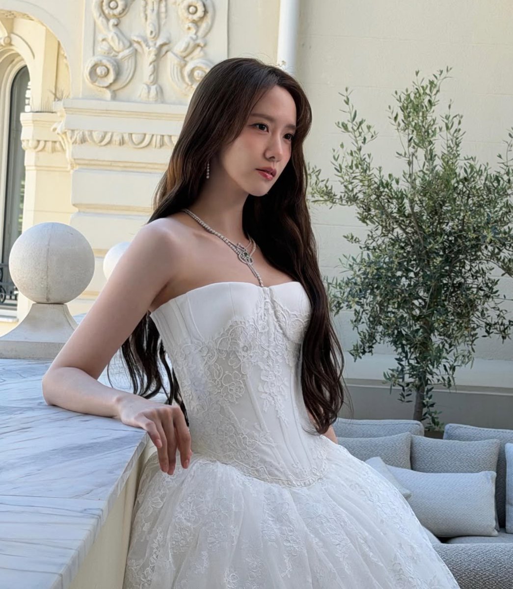inlovewyoona's tweet photo. Yoona ❤️

Her elegance, presence, and aura make every white outfit look even more stunning. https://t.co/W91j5GStMJ
