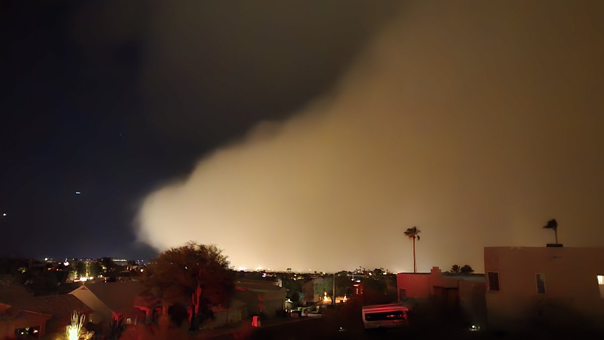 azmonsoon's tweet photo. Fountain Hills totally engulfed by this monster tonight. #azwx https://t.co/4CBRv4VZMs