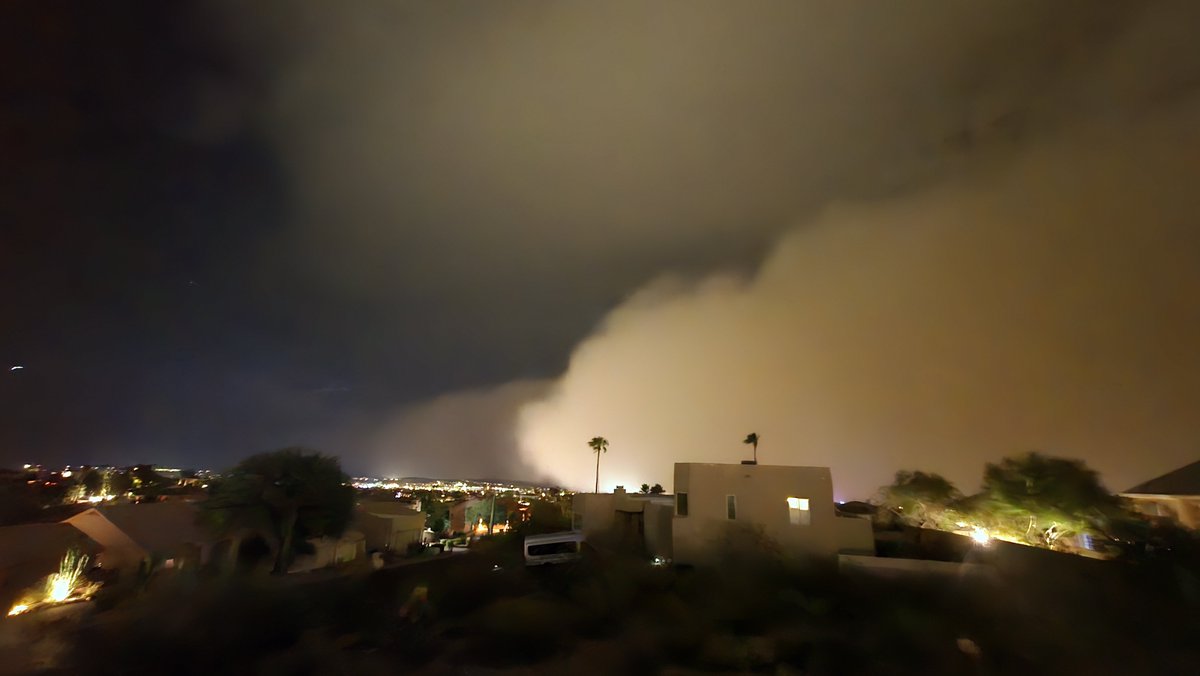 azmonsoon's tweet photo. Fountain Hills totally engulfed by this monster tonight. #azwx https://t.co/4CBRv4VZMs