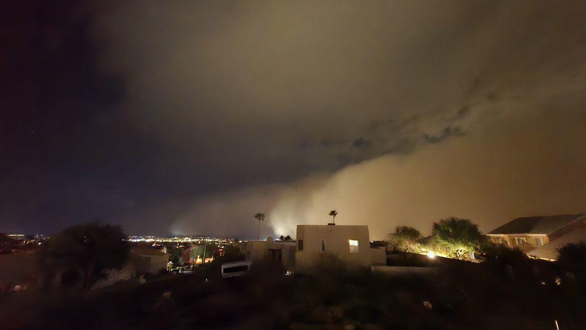 azmonsoon's tweet photo. Fountain Hills totally engulfed by this monster tonight. #azwx https://t.co/4CBRv4VZMs