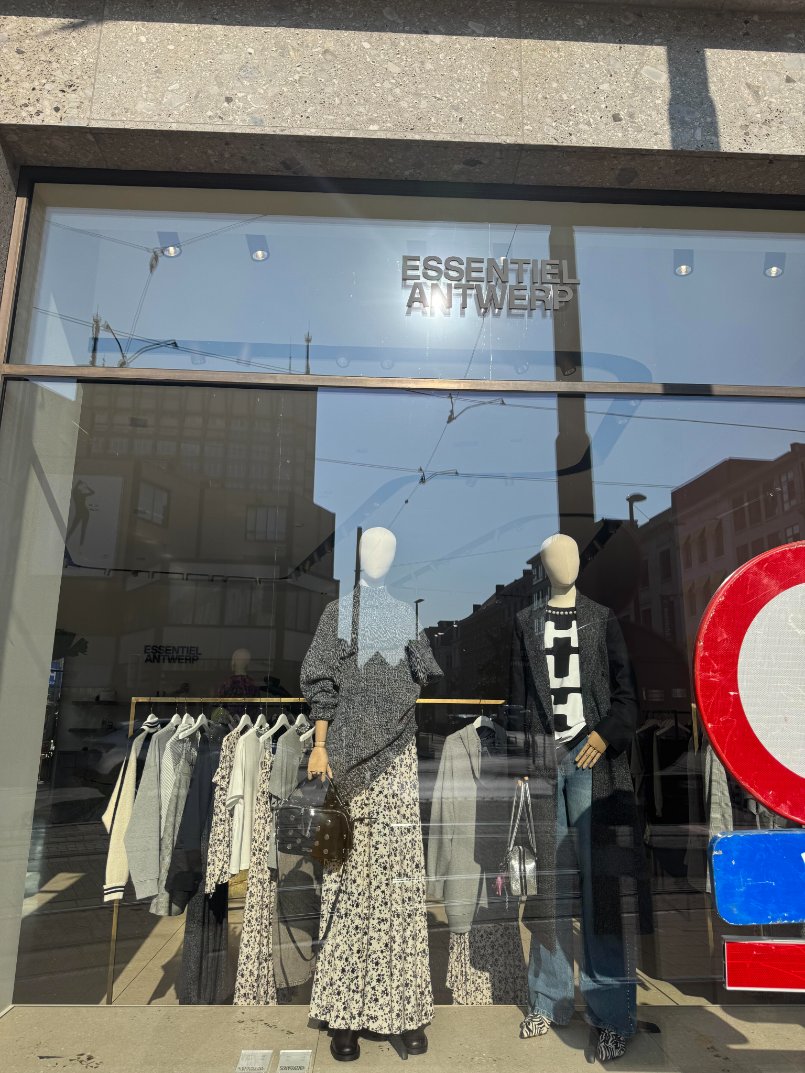 Yi123cd's tweet photo. Today I went shopping at boutiques in Antwerp with a friend. One boutique after another, racks were filled with coats, knitwear, and skirts of all textures, in colors that gradually spread from dark to light, a dazzling array that made my eyes spin.😆 https://t.co/DFtoD6ymyO