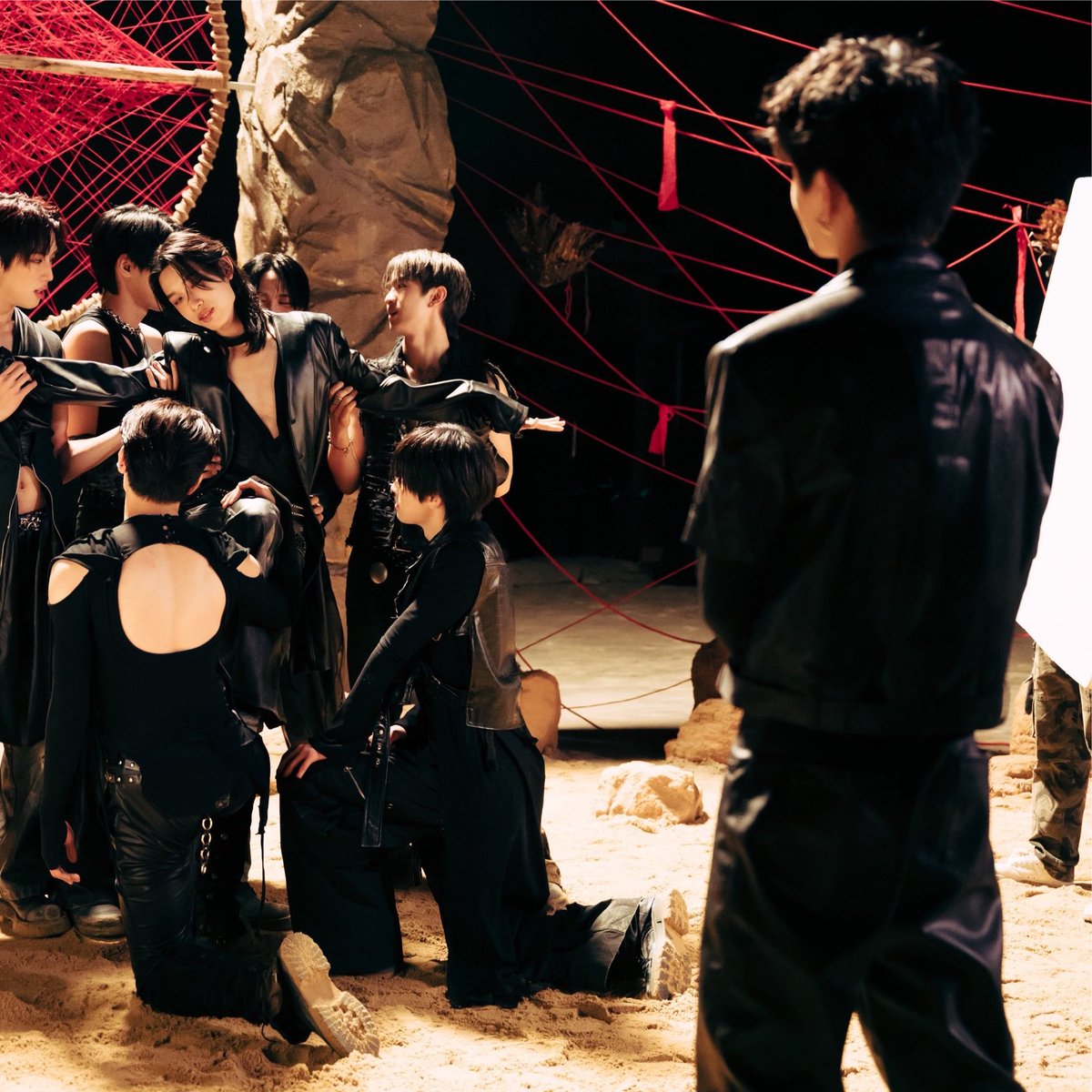 kh1ovele's tweet photo. อยากรู้ว่าเฮียแกคิดไรตอนยืนดู https://t.co/5kBahjR70D