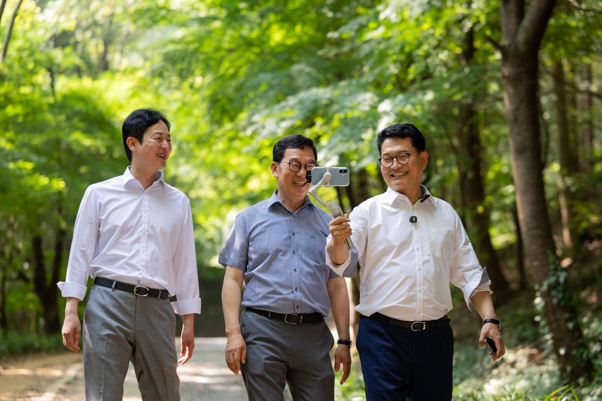Bulloger's tweet photo. 너릿재를 넘었습니다.

오늘 아침, 광주와 화순을 잇는 너릿재 옛길을 걸었습니다. 나주·화순의 신정훈 의원이 함께했습니다.

1980년 5월, 화순의 탄광 노동자들이 광주와 함께하기 위해 넘었던 고개입니다.
 
죽을줄 알면서도 함께하기 위해 넘어온 연대의 정신이 넘어온 길이자, 계엄군이 밀고 들어온 길. 
5·18 사적지로 지정된 역사의 길목입니다. 

고갯마루에는 "아아 광주여, 우리나라의 십자가여"를 쓴 오월 시인 김준태 선생의 시비가 서 있습니다.

나눔과 연대, 불의에 맞선 저항. 오월 광주정신입니다. 민주당의 뿌리입니다.

호남은 언제나 가장 먼저 몸을 던져 민주주의를 지켰습니다. 

하지만, 정치에서는 소외됐습니다. 중앙 권력에 줄 서는 정치가 호남의 자존심을 대신할 수 없습니다. 

김대중 대통령 이후 끊어진 호남의 자주적 정치 중심, 저 송영길이 다시 세워보겠습니다. 

고흥에서 태어나 광주에서 자란 아들이 호남의 길을 걷고 있습니다.
하의도 김대중길, 무등산 노무현길, 여수 이순신길, 순천, 화순, 나주까지. 

호남이 선택하면 민주당의 선택이 됩니다. 
호남이 힘을 모아 주시면, 송영길이 승리로 보답하겠습니다. 

마지막까지 최선을 다 하겠습니다.
