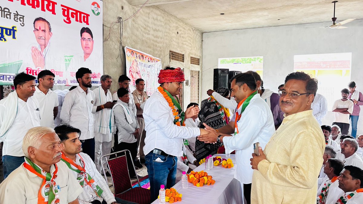 KripalMeena11's tweet photo. @INCRajasthan के निर्देशानुसार मेरे प्रभार क्षेत्र विधानसभा बामनवास के ग्राम पिपलाई में पंचायत व निकाय चुनाव की बेहतर रणनीति हेतु जिला प्रभारी श्री जी.आर. खटाना जी एवं जिला अध्यक्ष एवं विधायक श्रीमती इंदिरा मीणा जी सहित कई जन् प्रतिनिधियों के साथ इस महत्वपूर्ण बैठक में शिरकत की! https://t.co/R02Gdi6eex