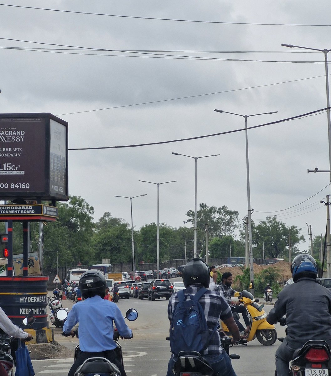 Praful_0666's tweet photo. The traffic near bowenpally is increasing day by day, i request @CMC_Offcl @HYDTP  to make necessary changes that can make traffic flow easy to move

Location :- near malla reddy gardens towards checkpost through nh44 https://t.co/h5UcwVZXTG