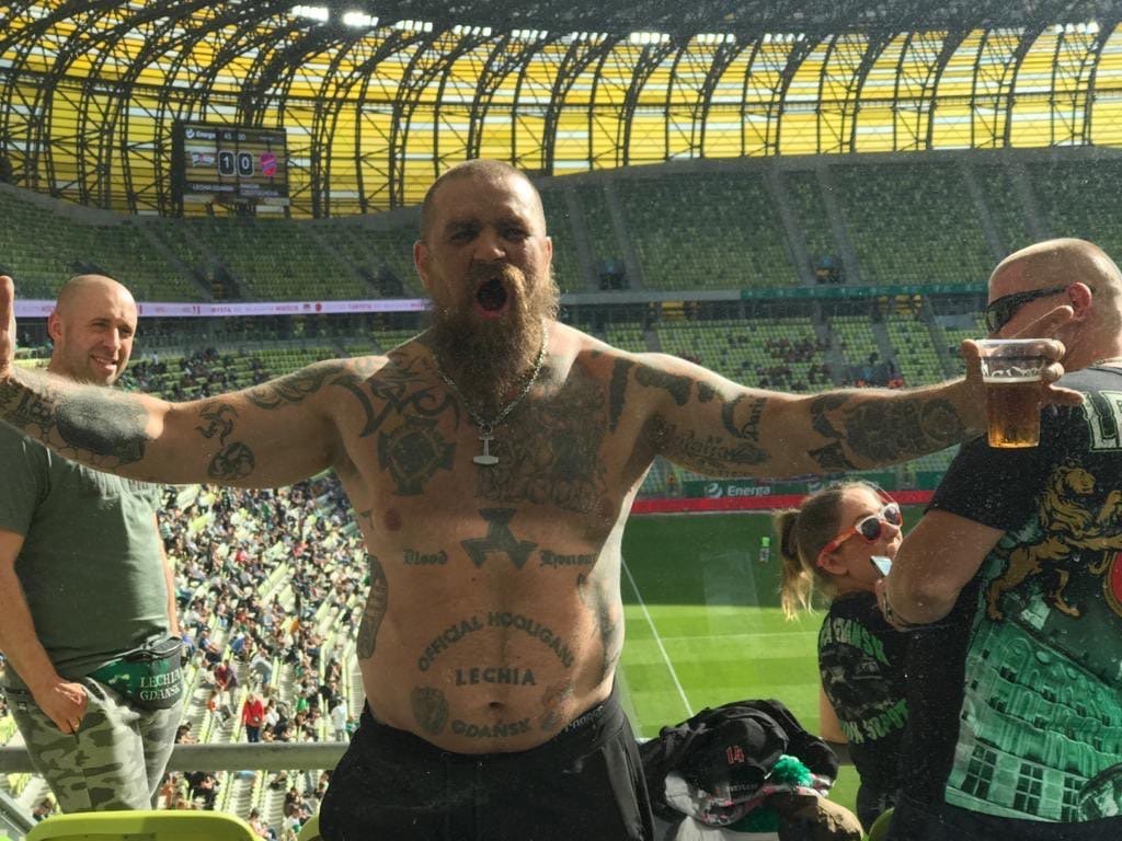 antyKremlak's tweet photo. Agencje PR-owe, Kanał Zero i cała reszta propagandystów może stawać na głowie ale nie zmieni to faktu, że Karol Nawrocki to były kibol wywodzący się z najgorszego zbydlęconego środowiska bandytów. 

- poręczył za neonazistę „Śledzia”, kibola Lechii Gdańsk aby wyszedł z aresztu

- jest kumplem Wielkiego Bu, któremu postawiono 6 zarzutów karnych, w tym kierowanie zorganizowaną grupą przestępczą i handel narkotykami

- bił się w lesie w kibolskich ustawkach z mordercami czy handlarzami narkotyków 

- przytulał się i zbijał uśmiechnięty piąteczki z liderem kiboli Jagiellonii Białystok „Dragonem”, który kierował gangiem, miał liczne pobicia i propagował nazizm

- ułaskawił kibola Starucha

Takiego Polska wybrała Prezydenta - no to mamy.