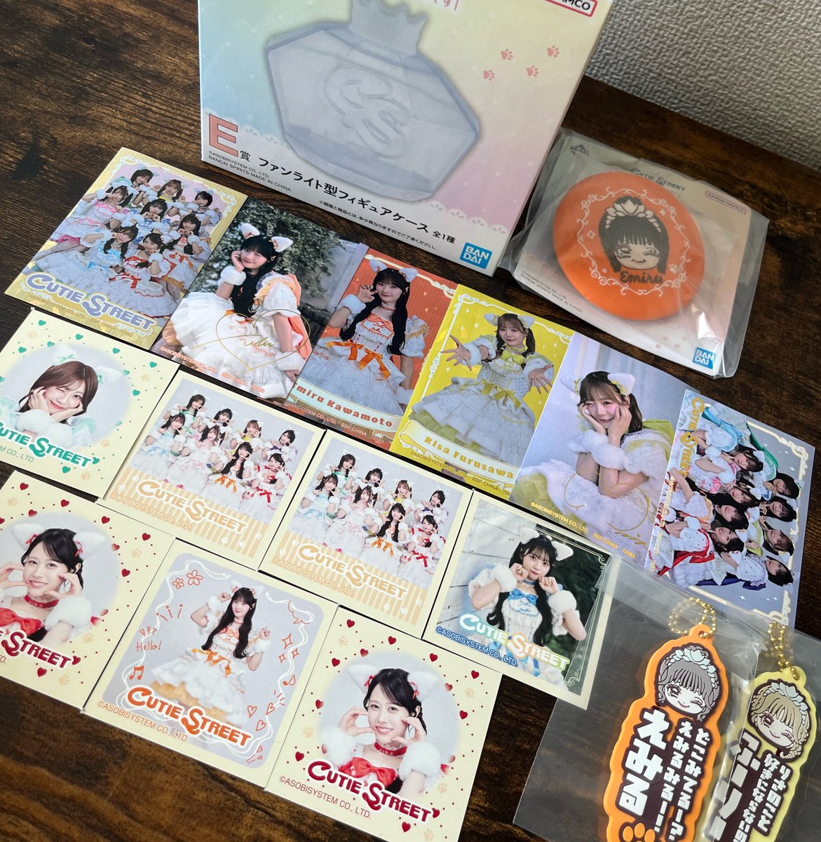 ayaka_EmiruPush's tweet photo. 一番くじ無事引けた( ˙ᵕ˙ 🫶🏻)♡
友達とばったり会って一緒に引けて楽しかった！！！笑瑠ちゃん沢山お迎えできたよ🧡
#きゅーすと #えみるがみるの https://t.co/ZuI7fjRx8f