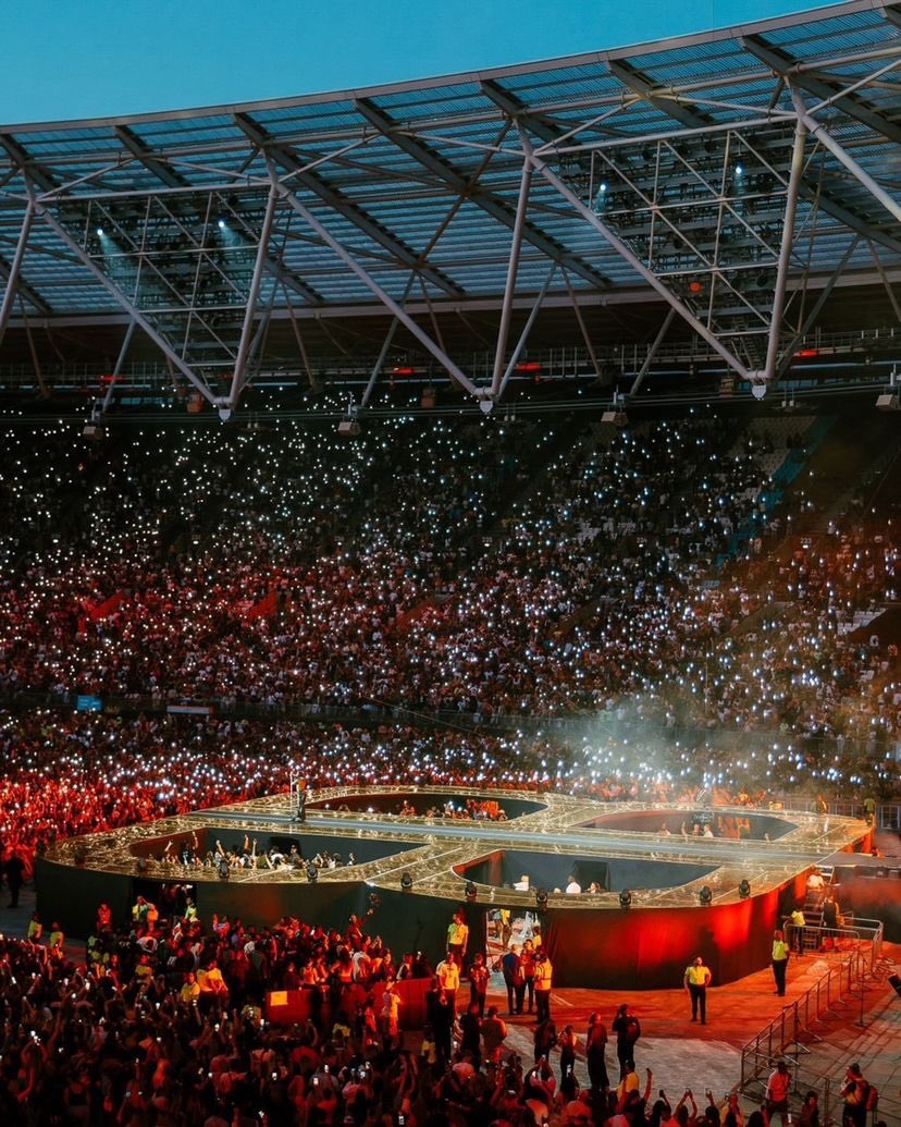 1BENNY7G's tweet photo. BURNA BOY LIVE AT THE LONDON STADIUM, 2024! 🏟️📸 https://t.co/UtqJbbn8NS