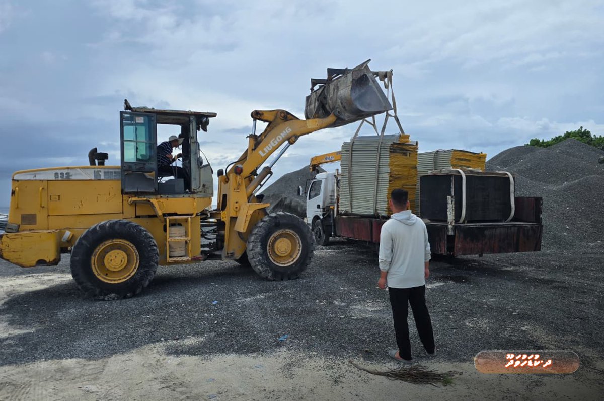 rdcmaldives's tweet photo. ޕަބްލިކް ސެކްޓަރ އިންވެސްޓްމަންޓް ޕްރޮގްރާމްގެ ދަށުން، ދ. ކުޑަހުވަދޫގައި އިމާރާތްކުރުމަށް ހަމަޖެހިފައިވާ ހޮސްޕިޓަލުގެ މަސައްކަތަށް ބޭނުންވާ ފުރަތަމަ ޝިޕްމަންޓްގެ އަސާސީ ސާމާނާއި ލޭބަރ އެކޮމޮޑޭޝަން ބްލޮކް އިމާރާތް ކުރުމަށް ބޭނުންވާ ސާމާނު އެރަށަށް އަންލޯޑްކުރުމުގެ މަސައްކަތް ދަނީ ކުރަމުންނެވެ.

#TeamRDC
