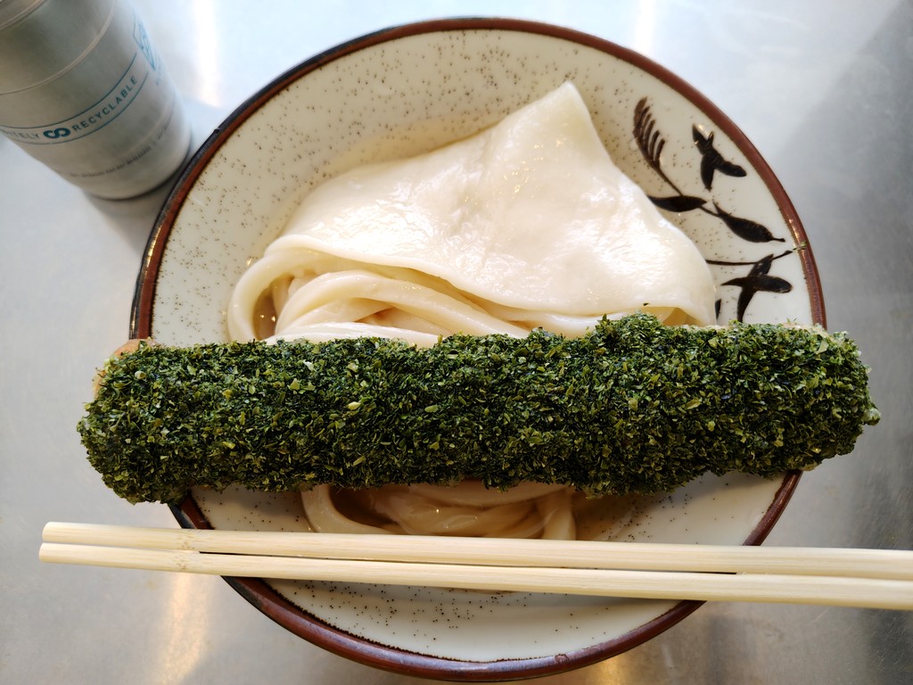 ikomyan's tweet photo. 2軒目はUDON ROOKIE。ここは初めて。そもそも去年の暮れにオープンしたらしい。
かけの小・冷やに、エメラルド（濃厚磯辺揚げ）をトッピング。
薬味類のおすすめトッピングが多数用意されてるけど、今回はシンプルに～。
一反木綿が入ってるのは久しぶりだな～。 https://t.co/TjdGo1ZTlC