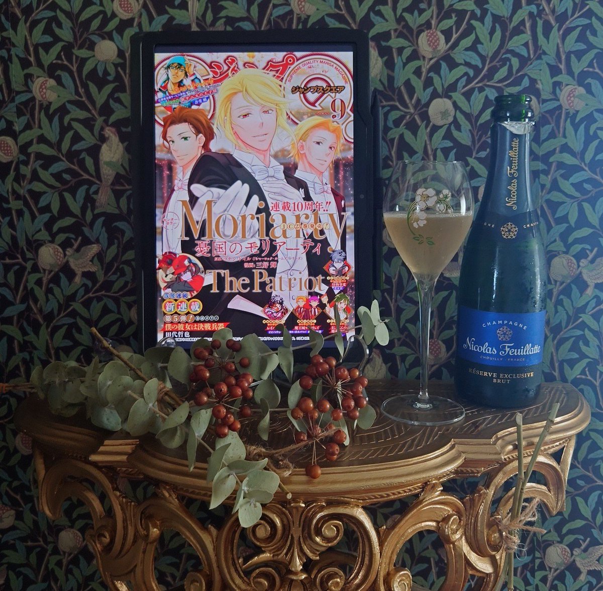 myy_snu05's tweet photo. 『憂国のモリアーティ』連載10周年、おめでとうございます🌹
幼少期から🇫🇷文化一筋だった私が、この作品をきっかけに英国文化へ魅了され、ヴィクトリア時代や建築、食文化、紅茶、創作まで世界が広がりました。
一つの作品が人生をここまで豊かにすることに今も驚いています。
心より感謝を込めて🥂✨ https://t.co/ACc7uHOt1i