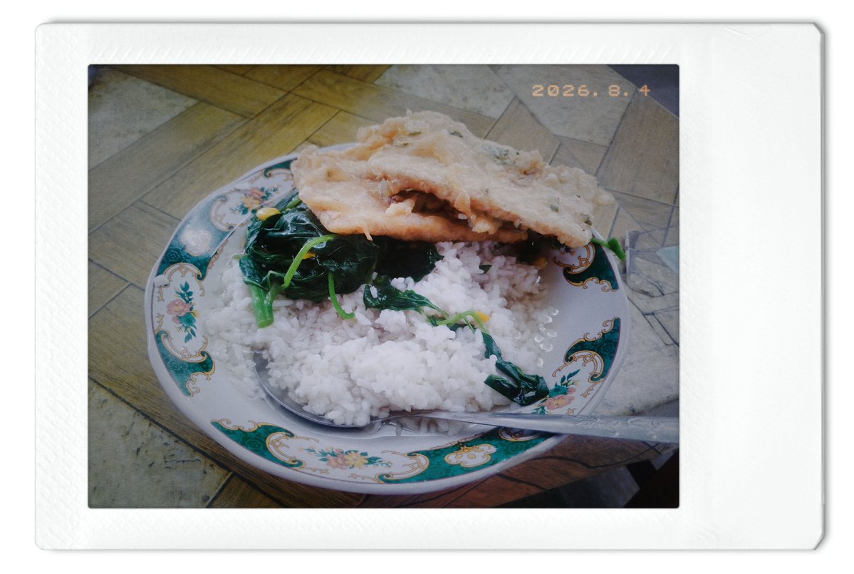 gebniya's tweet photo. spagetinya sngt yumy mana cuma 15k kenyang bngttt, sayur bayam untuk brunch rasanya terlalu manis tapi mendoannya enak https://t.co/tvs1NbDab8