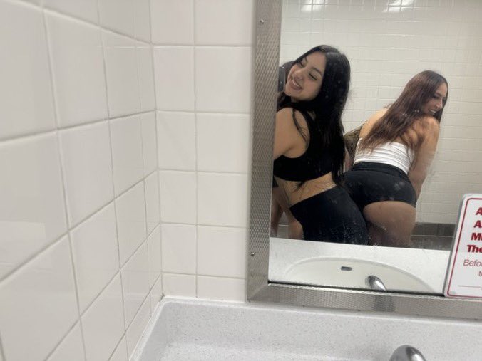 xydizlee's tweet photo. Offering irl sessions today with my friend , we are unable to host but we are mobile to drive to you 

feet drain worship soles toes cuck Paypig ass foot soft blackmail cei cbt https://t.co/A3Zfe7oUS8