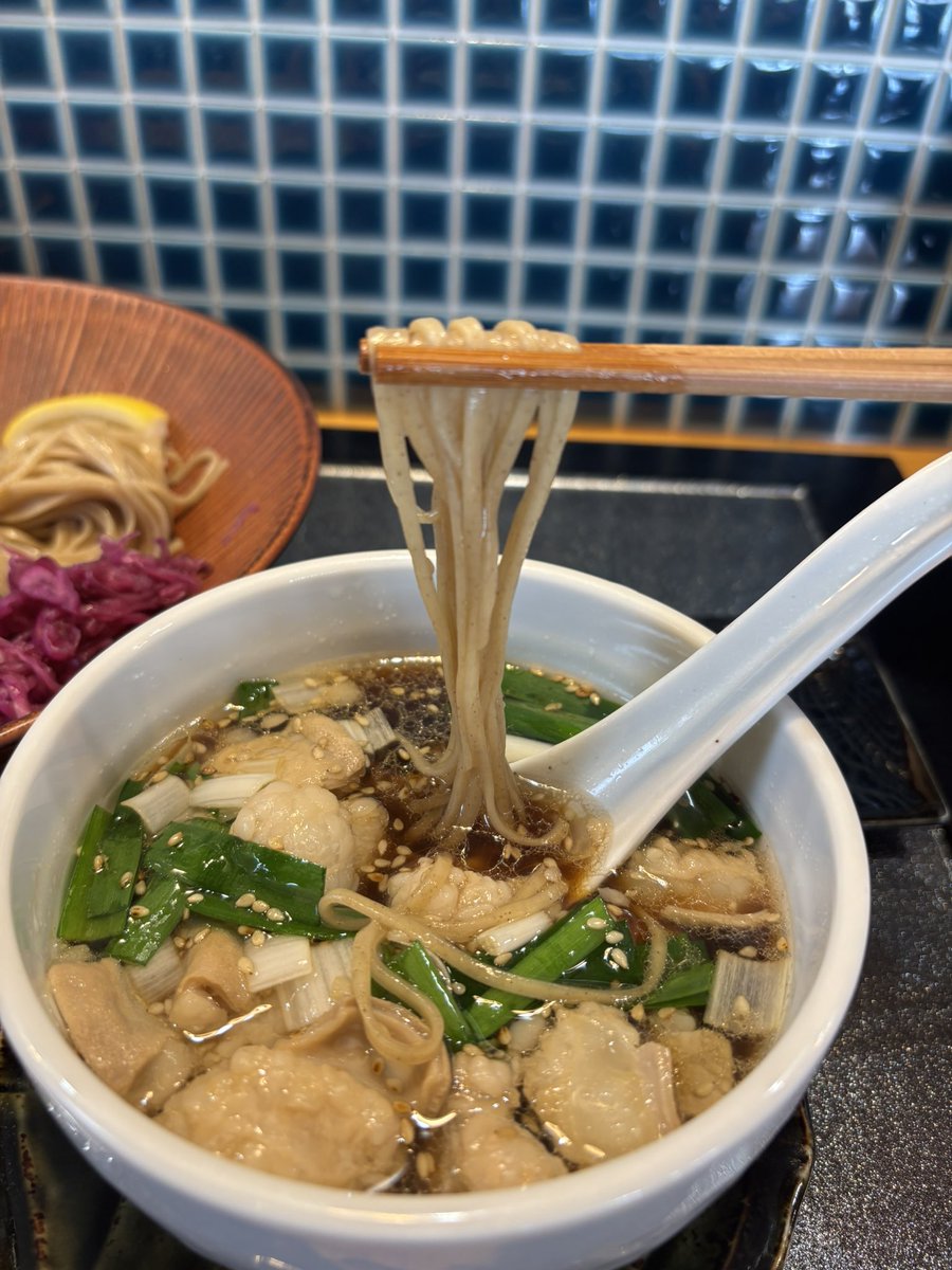 onionidebooon's tweet photo. 中華蕎麦 鳴神食堂
☺︎牛小腸と大蒜

先週、限定が気になり5年ぶりに久訪

ぷりっぷりの牛ホルがとろけて美味💚
麺ももちろん合うけど
これは🍚も必須だったなぁ
付け合わせのゴーヤの苦味も最高‼︎

隣のお姉さんの香水が臭くてそれさえなければもっと美味しく食べられたなぁ、🥲

ごちっ🙏 https://t.co/joz5LdFWxM