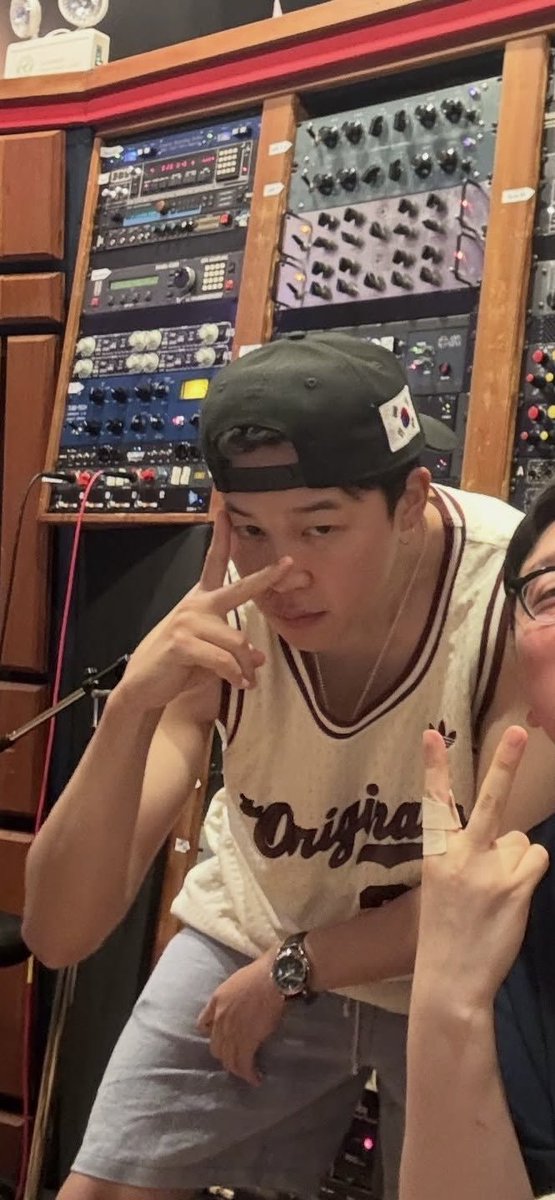 joon_lovebot's tweet photo. no but how did he channel 2014 LA garage jimin just like that https://t.co/wL0A6UEuSe