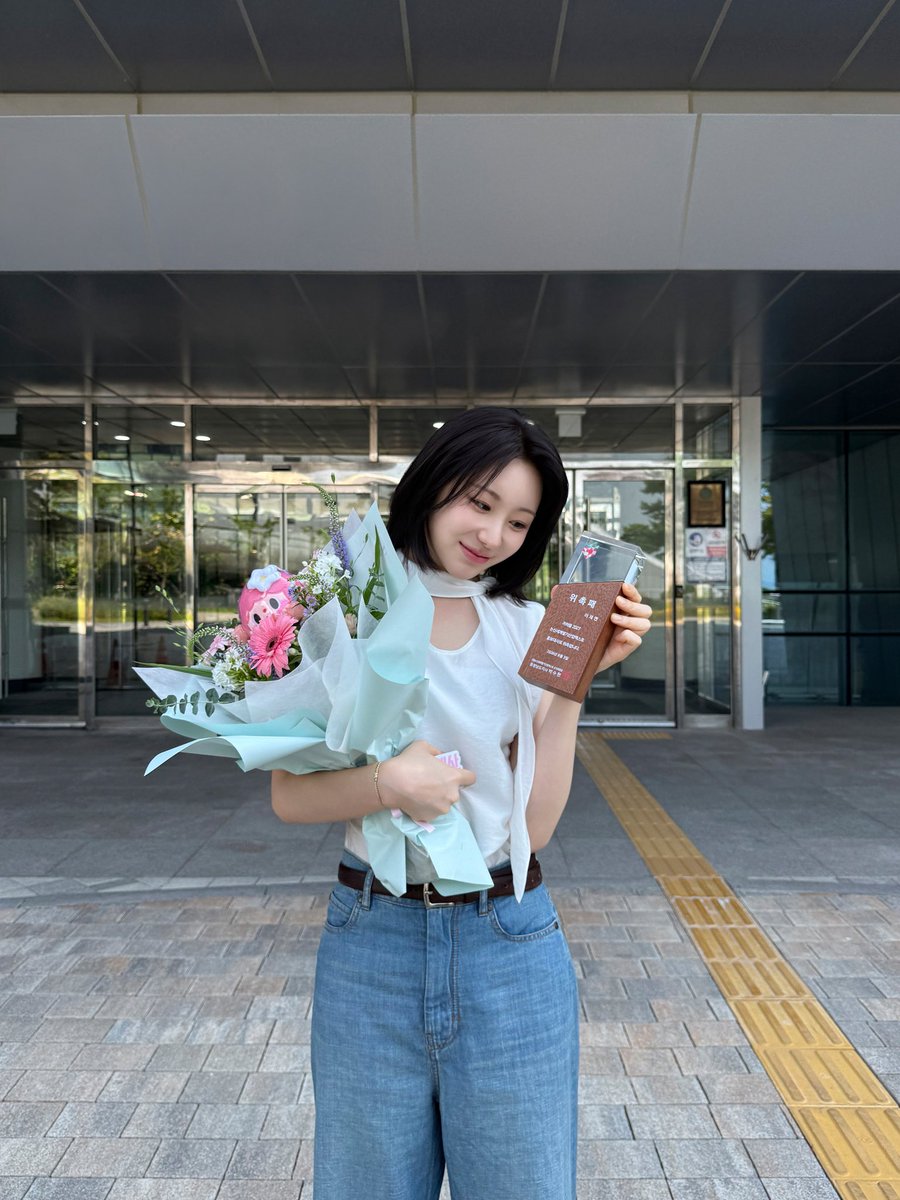 official_LCY's tweet photo. [📸]

#CHAEYEON_pic
└ 📸#2027논산세계딸기산업엑스포

논산의 딸 채연이와 함께🍓
달콤한 매력 가득한 홍보대사 활동 시작✨

#이채연 #LEECHAEYEON https://t.co/1EMgzpyApO