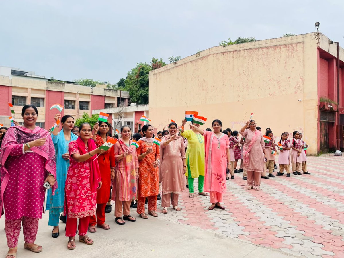 SKVNO2EOK's tweet photo. Tiranga Run at CM SHRI School , East of Kailash #HargharTiranga #HGTeducationDelhi #AzadiKaAmritMahitsav https://t.co/z6husCwsCG