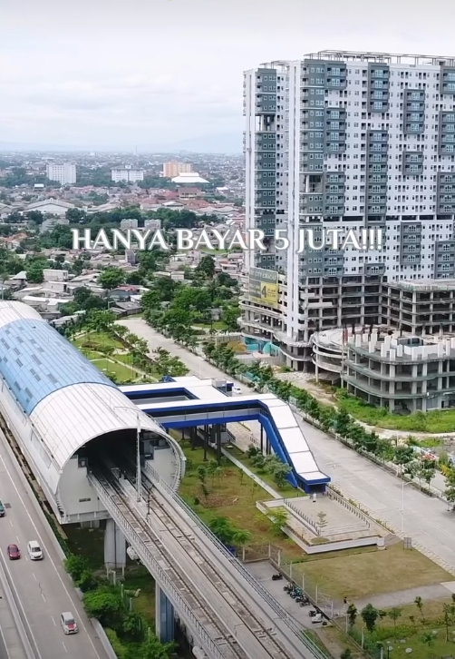 stravenues's tweet photo. TBF agak gatel sendiri kalo ngeliat proyek-proyek TOD itu dioversimplify jadi "deket/selangkah dari stasiun". Padahal makna TOD sendiri lebih dari sekadar deket.

TOD-TODan ini mengarahkan penumpang untuk masuk ke kompleks apartemen, yang kalo keluar dari situ ya ga terdampak apa-apa dari adanya LRT.

Liat aja foto ini: stasiun yang sebelahnya jalan tol, akses masuk stasiun yang berada di lahan pengembangan tapi ala kadarnya banget, mana ga terintegrasi juga.

TOD seharusnya memaksimalkan kedekatan dengan transum untuk meningkatkan nilai kawasan, mendorong mixed use dan density, dan mendorong supaya orang lebih banyak pake moda tidak bermotor untuk first/last mile. Itu lebih dari sekadar bagunan terintegrasi.

TOD ga memenuhi, malah jadi gentrifikasi juga.