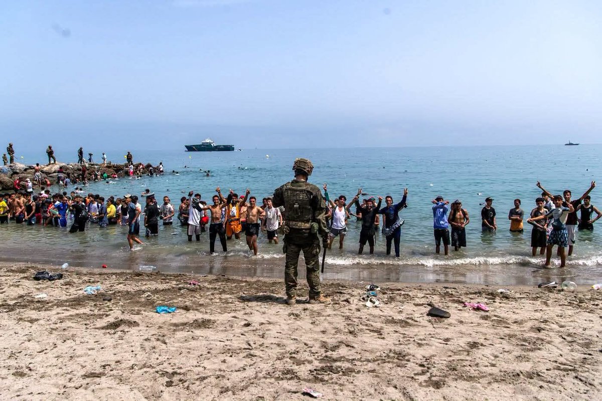 dievve's tweet photo. Ceuta smaschera l’Europa: Per anni ci hanno raccontato che l’immigrazione clandestina fosse soltanto una tragedia umanitaria. Che dietro gli sbarchi, gli assalti alle frontiere e le ondate di clandestini ci fossero esclusivamente disperazione, povertà e… https://t.co/rSH7fyBeGP https://t.co/by3M5M9S5m