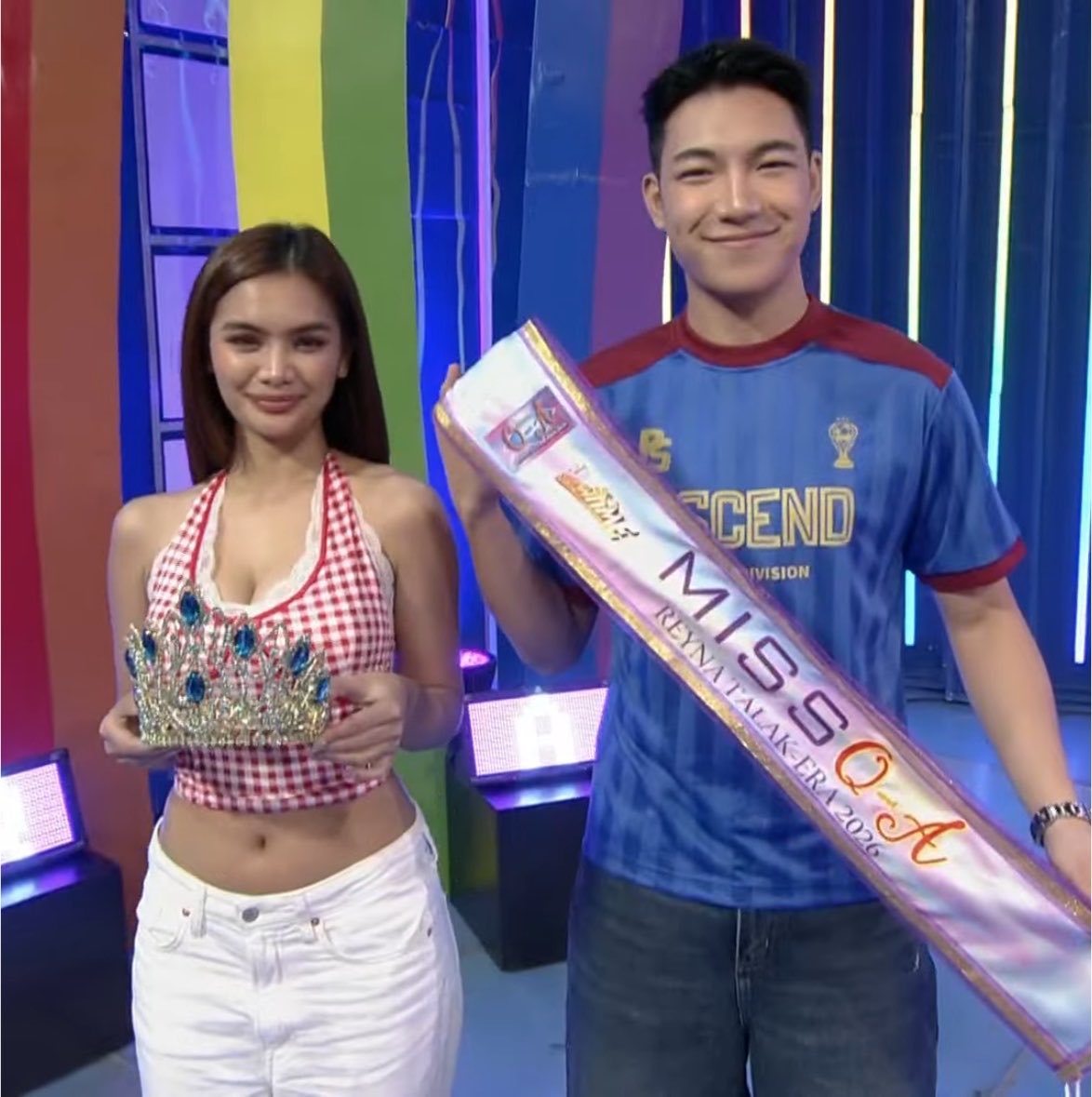 fangirlllhere's tweet photo. It’s giving: “Nak, tayo kayo diyan. Picturan ko kayo.” HAHAHAHAHA

#DARREN @Espanto2001 https://t.co/QFYf5vMHyd