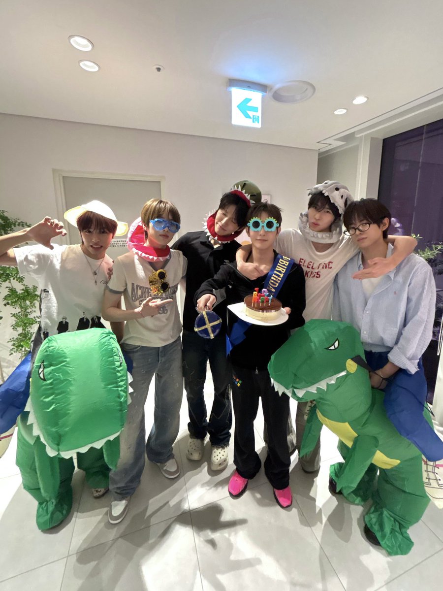yuzriku's tweet photo. yuriku with that costume 🤣🦖🦖 happy birthday aegi dino ryochannn 💛💛💛 https://t.co/QePKCA1eT3