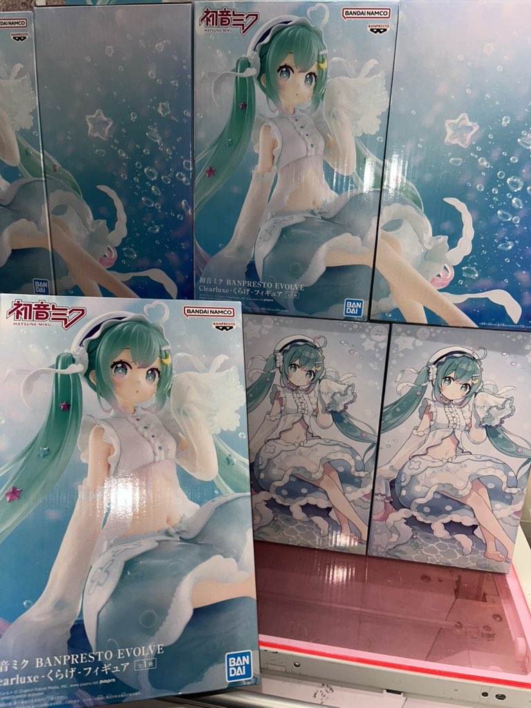 SPrimop's tweet photo. ＼神秘的に輝く優雅な造形美✨／

「#BANPRESTOEVOLVE」シリーズに、
くらげイメージの #初音ミク が登場です🪼

ちょん＊氏描き下ろしの
幻想的な衣装デザインを丁寧に立体化🌟

クリアな感じがとっても可愛いです(*´`)

本日より、当店BFプライズコーナーにて
展開中です🎶

ぜひGETしてください🥹💖 https://t.co/eGPtfD6uWI