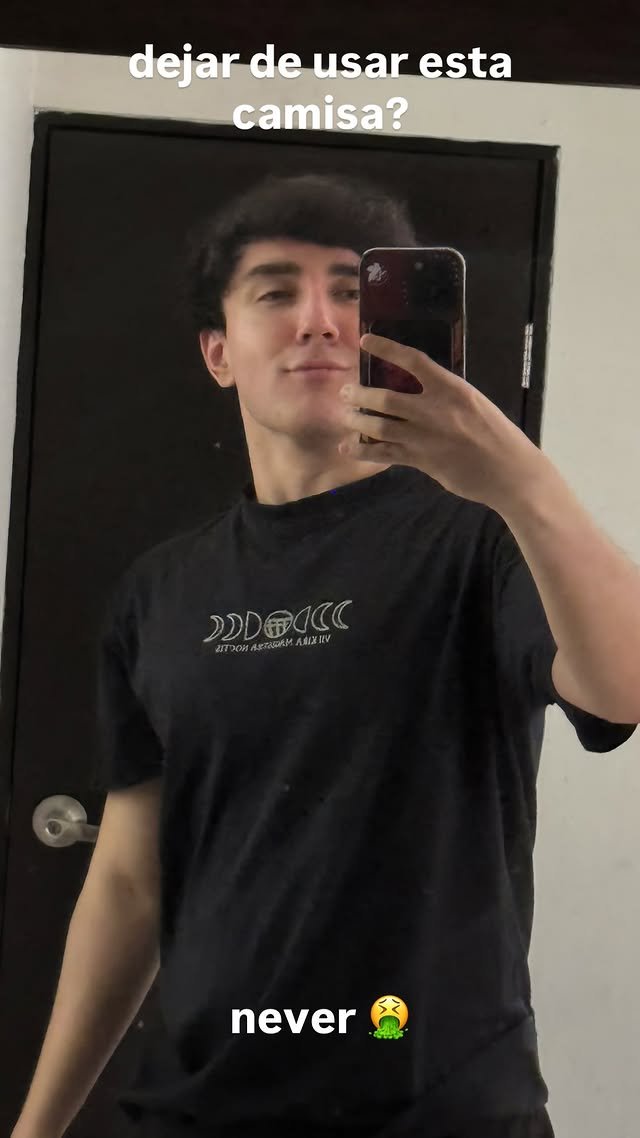 OnlyRoier's tweet photo. 📲 | Roier vía historias de Instagram !!  

"me quitó la silla"
"dejar de usar esta camisa?"
"never🤮"

(@.roierr) https://t.co/FokxCWcr7l