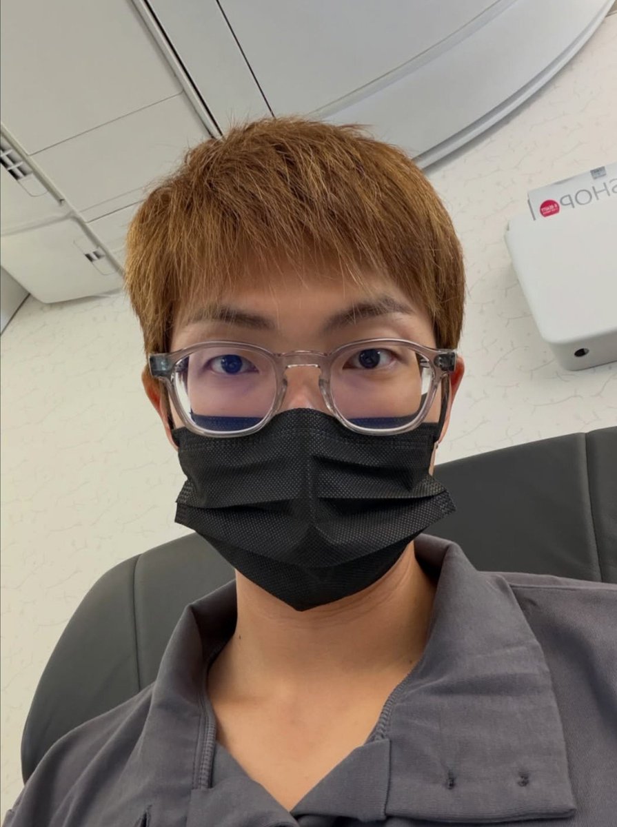 _Cypher_Rkive's tweet photo. "Namjoon is jealous of my fav, he looks at him with envy."
BITCH 😭 MY BRO IS FUCKING BLIND!!!😭😭 HE HAS TWO MAGNIFYING GLASSES IN HIS EYES! 🤓
(Looks so cute btw 😭) https://t.co/kMzZ5G1x5X