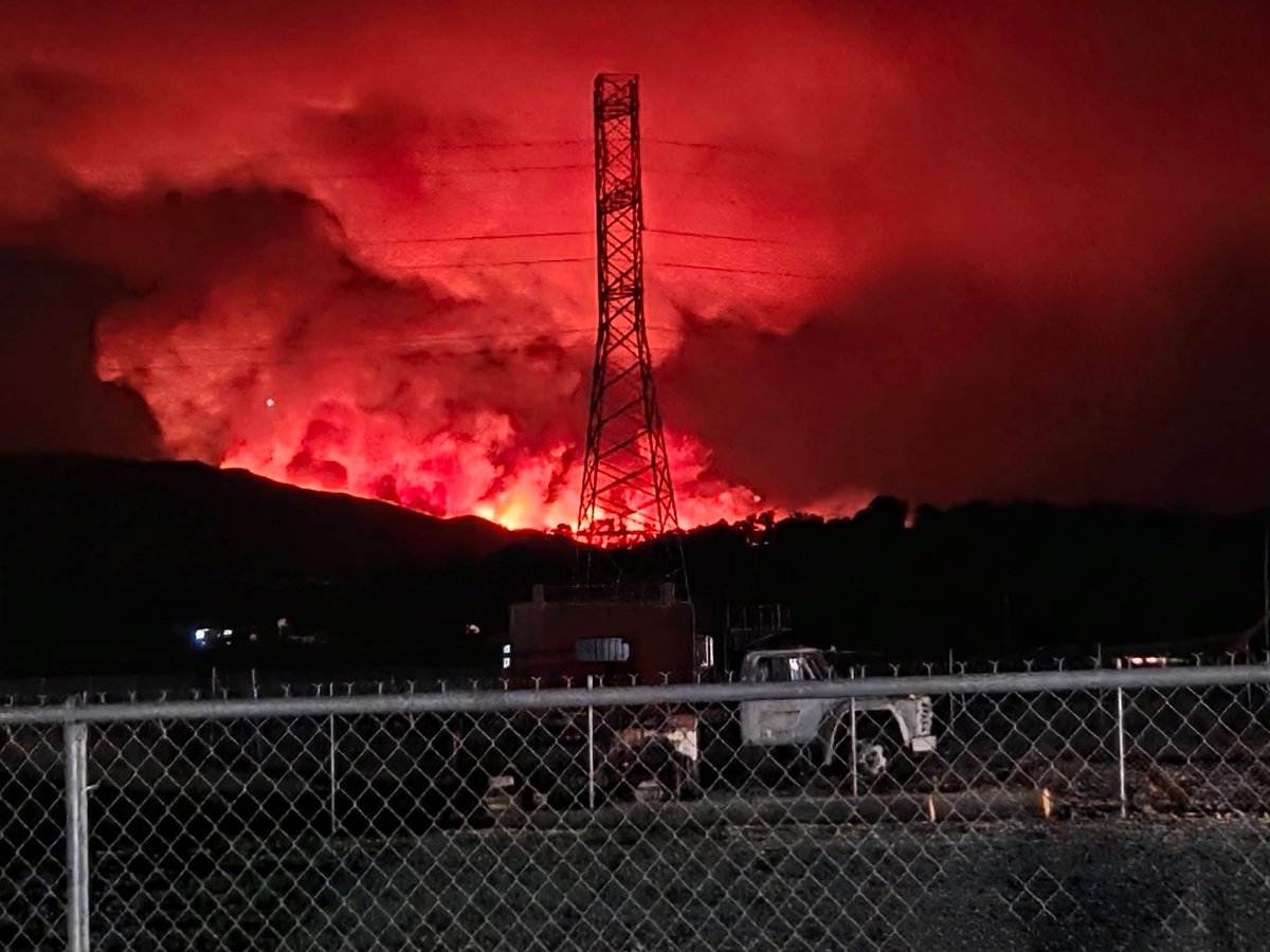 209TimesCA's tweet photo. Wildfires in Calaveras County have burned over 1,400 acres already. 📸 This & That DiscountStore #gannfire #hoganfire #calaverascounty https://t.co/SUK0NyT6rp
