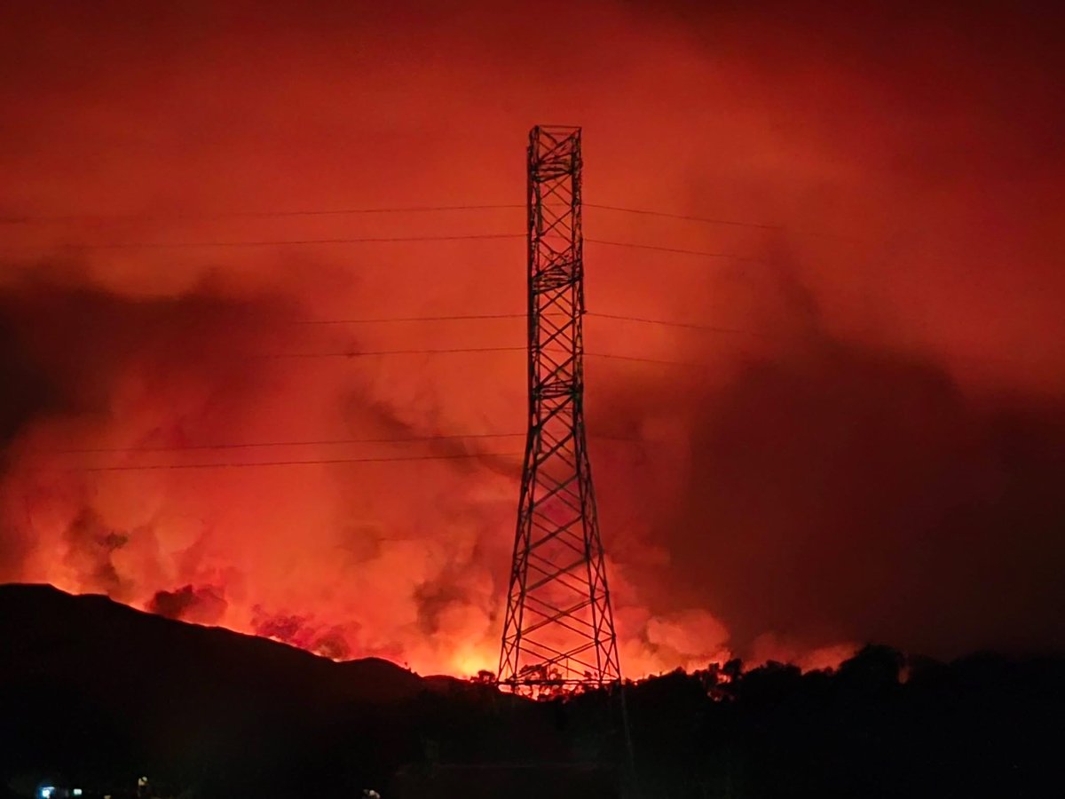 209TimesCA's tweet photo. Wildfires in Calaveras County have burned over 1,400 acres already. 📸 This & That DiscountStore #gannfire #hoganfire #calaverascounty https://t.co/SUK0NyT6rp