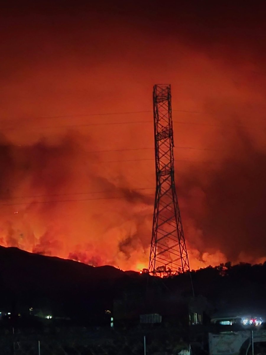 209TimesCA's tweet photo. Wildfires in Calaveras County have burned over 1,400 acres already. 📸 This & That DiscountStore #gannfire #hoganfire #calaverascounty https://t.co/SUK0NyT6rp