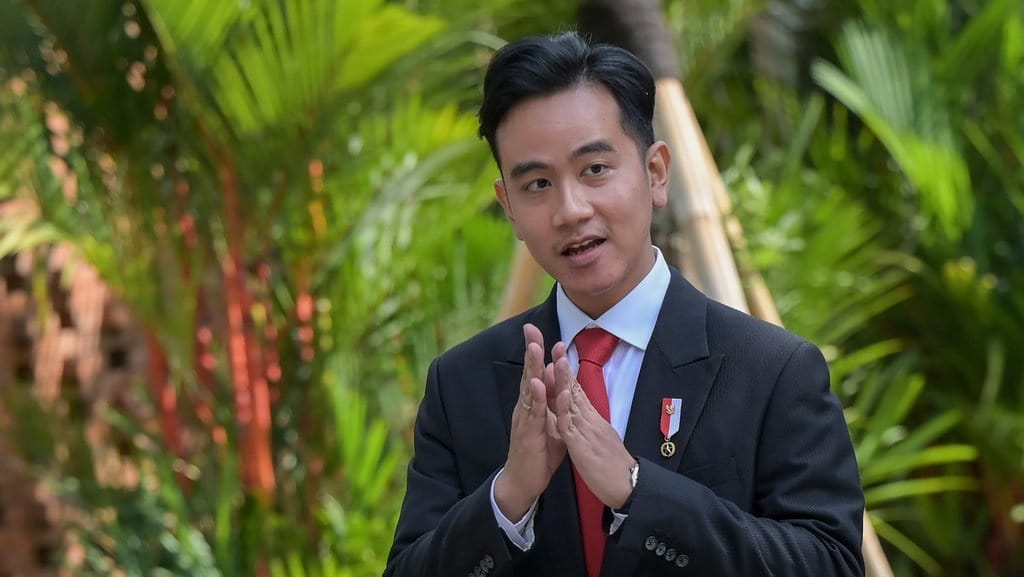 IndonesiaFedera's tweet photo. Sering Dengar Istilah Ini Di Kajian,
Tapi Gak Semua Muslim Tau Artinya

1. Istiqamah → Konsisten dalam ketaatan.
2. Riya' → Beramal karena ingin dipuji.
3. Ghibah → Membicarakan keburukan orang lain.
4. Hasad → Iri terhadap nikmat orang lain.
5. Tawadhu' → Rendah hati.
6. Husnuzan → Berprasangka baik.
7. Muhasabah → Introspeksi diri.
8. Qana'ah → Merasa cukup dengan rezeki Allah.
9. Syubhat → Perkara yang belum jelas hukumnya.
10. Wara' → Menjauhi perkara syubhat.
11. Tadabbur → Merenungi makna Al-Qur'an.
12. Suuzan → Berprasangka buruk.
13. Muraqabah → Merasa diawasi Allah.
14. Futur → Turunnya semangat ibadah.
15. 'Ujub → Kagum pada diri sendiri.
16. Istidraj → Nikmat yang menjerumuskan.
17. Ghurur → Tertipu oleh dunia.
18. Namimah → Mengadu domba.
19. Tazkiyatun Nafs → Penyucian jiwa.
20. Talbis Iblis → Tipu daya setan.
