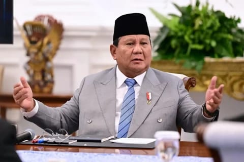 IndonesiaFedera's tweet photo. Sering Dengar Istilah Ini Di Kajian,
Tapi Gak Semua Muslim Tau Artinya

1. Istiqamah → Konsisten dalam ketaatan.
2. Riya' → Beramal karena ingin dipuji.
3. Ghibah → Membicarakan keburukan orang lain.
4. Hasad → Iri terhadap nikmat orang lain.
5. Tawadhu' → Rendah hati.
6. Husnuzan → Berprasangka baik.
7. Muhasabah → Introspeksi diri.
8. Qana'ah → Merasa cukup dengan rezeki Allah.
9. Syubhat → Perkara yang belum jelas hukumnya.
10. Wara' → Menjauhi perkara syubhat.
11. Tadabbur → Merenungi makna Al-Qur'an.
12. Suuzan → Berprasangka buruk.
13. Muraqabah → Merasa diawasi Allah.
14. Futur → Turunnya semangat ibadah.
15. 'Ujub → Kagum pada diri sendiri.
16. Istidraj → Nikmat yang menjerumuskan.
17. Ghurur → Tertipu oleh dunia.
18. Namimah → Mengadu domba.
19. Tazkiyatun Nafs → Penyucian jiwa.
20. Talbis Iblis → Tipu daya setan.