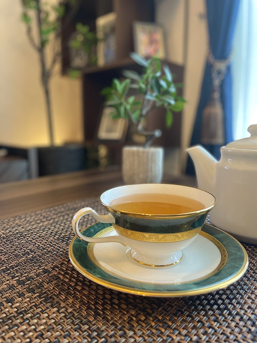 kuitiko3's tweet photo. 午後のお茶はキャッスルトン茶園のダージリン ファーストフラッシュです🫖
｢羽根はたき｣という掃除道具を初めて使いました〜もっと早く使っておけばと思うくらい使いやすい😉
#茶好連 #木漏れ日のお茶会 #キャッスルトン茶園 #ダージリン #紅茶 https://t.co/4Fmjqesg0e