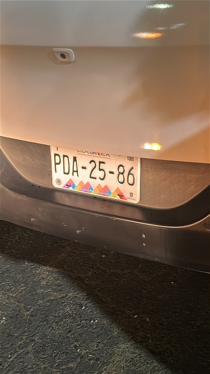 FeerVega_'s tweet photo. @UCS_GCDMX @OVIALCDMX buenas noches, quiero reportar un coche que está bloqueando la entrada a mi unidad en Río Cazones 23 en paseos de Churubusco. Lo intentamos reportar con patrulla y llevamos horas esperando atención de algún agente de tránsito. https://t.co/H5EhGEhpuR